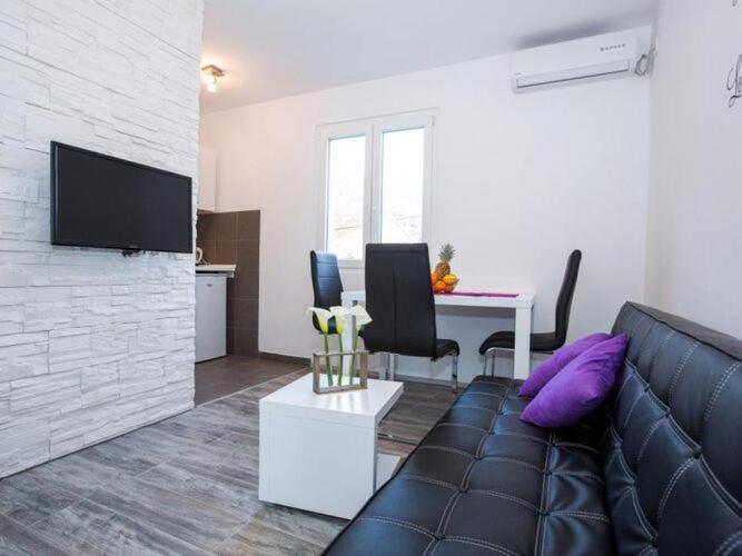 Villa Roza - One-Bedroom Apartment With Balcony 3 Adults โมโกชิซา ภายนอก รูปภาพ